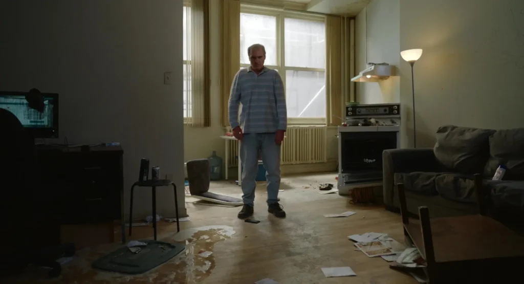 Joaquin Pheonix dans un appartement en bordel, dans Beau is afraid