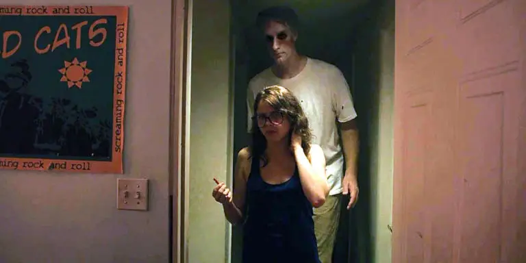 Un démon apparait sous la forme d'un homme géant dans It Follows
