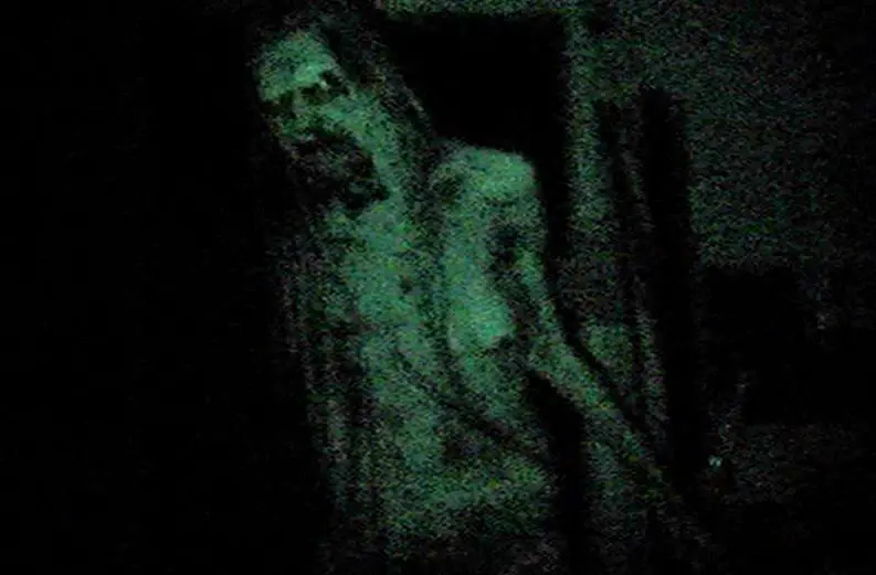 Image tirée du film Rec, on y voit Tristana Medieros, la fille zombie qui a apporter le virus dans l'immbuel.