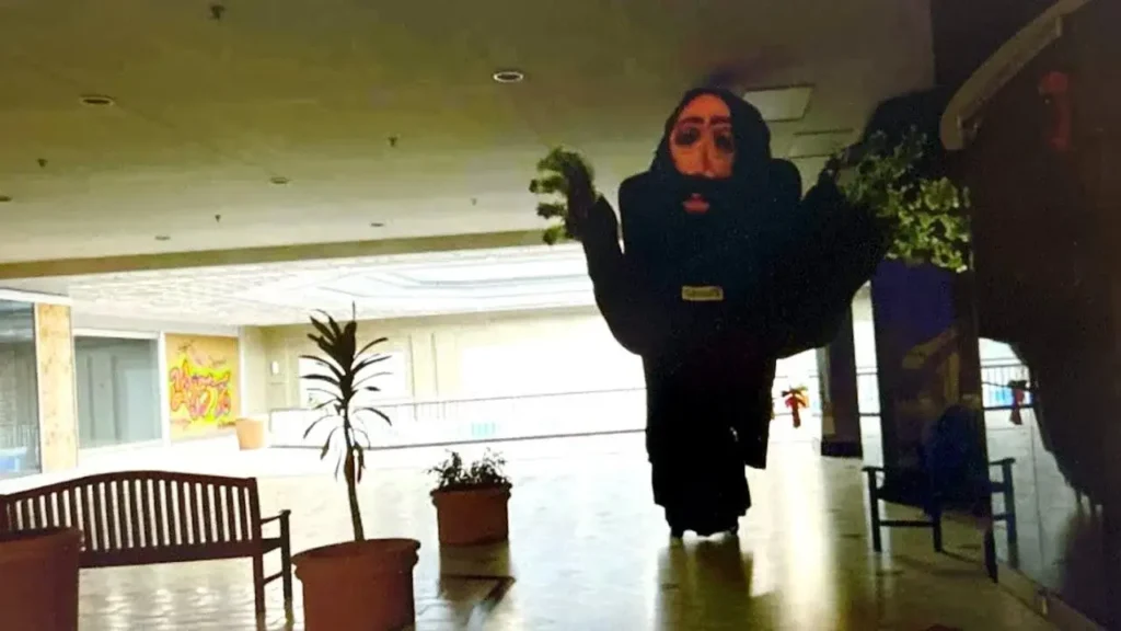 Image issue de The Oldest View, une vidéo d'exploration d'un centre commerciale abandonné dans des sous-sols, on y voit une statue menaçante, plus grande qu'un humain, avec une expression triste sur le visage.