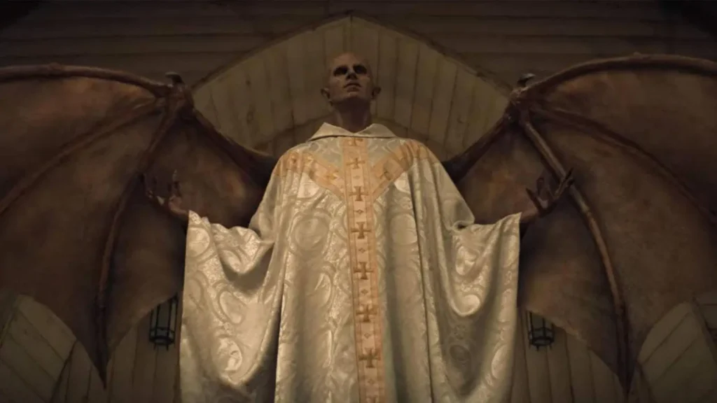 Image tirée de la série Le Sermon de Minuit, on y voit un ange, qui ressemble fortement à un démon, en tenu de prêtre, levant les bras comme pour commencer une messe noire.