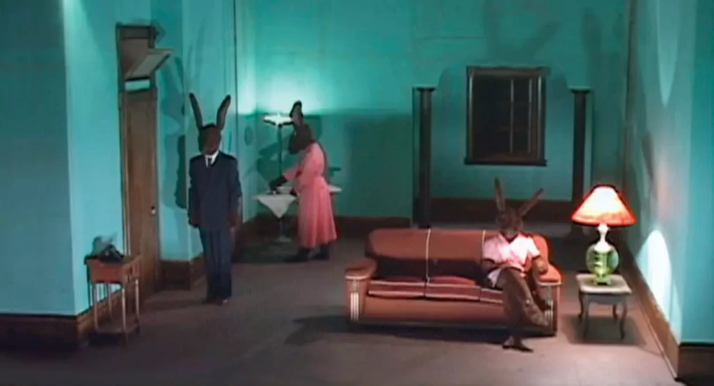 Image tirée de la websérie Rabbits, de David Lynch, des hommes lapin dans un salon