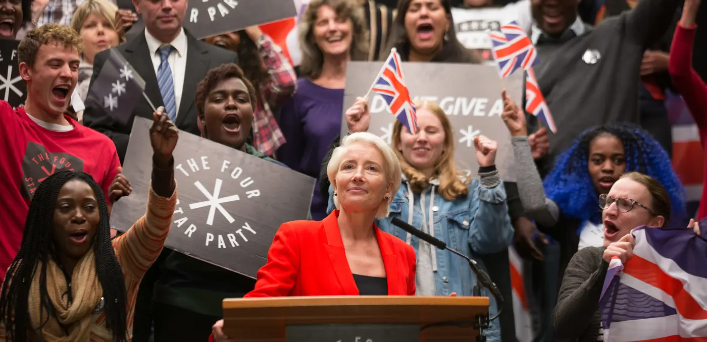 image issue de la série britannique Years and Years, on y voit une candidate populiste franchement élu avec ses supporters derrière qui exclament leur bonheur.