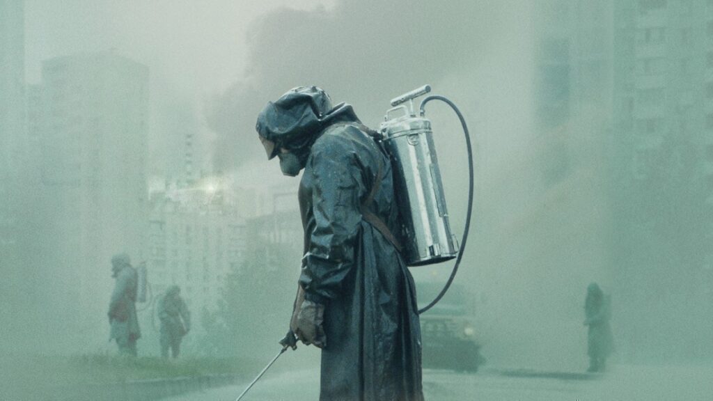 Image tirée de la série Chernobyl, on y voit un homme désinfecter un endroit embrumé.