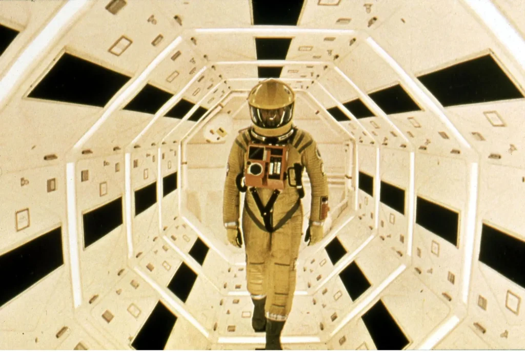 image issu du film L'odyssée de l'Espace de Kubrick, un homme marche sur la passerelle de l'Interstellar