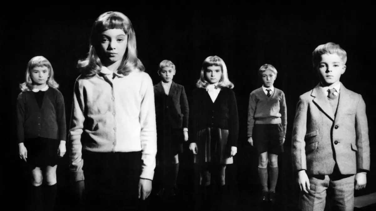 Des enfants sur une image en noir et blanc et qui semblent inhumains.