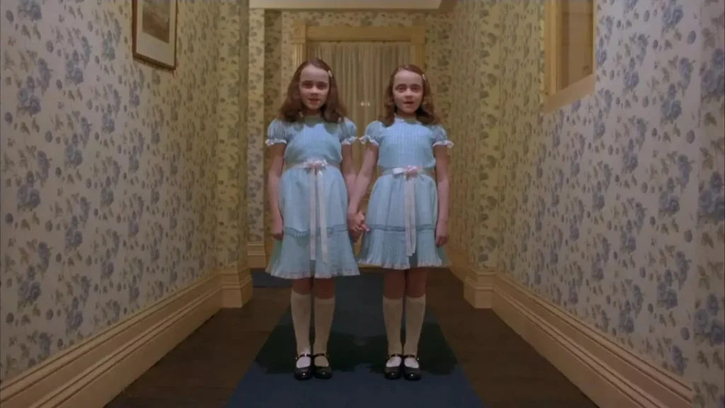 Les deux deux sœurs jumelles terrifiantes dans Shining