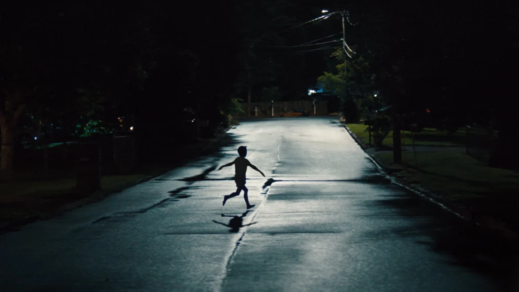 Un enfant qui court bizarrement dans la nuit.