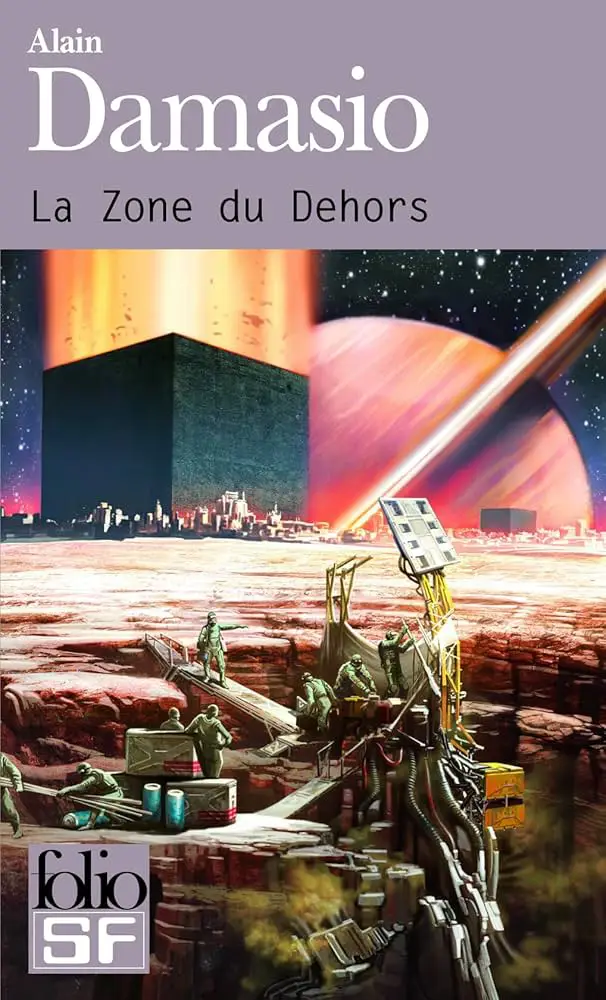 Une cité sur Saturne, qui se situe à côté d'un grand cube noir