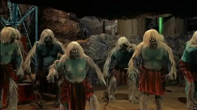 6 morlocks, des créatures mi ogres mi humain regardent vers nous.