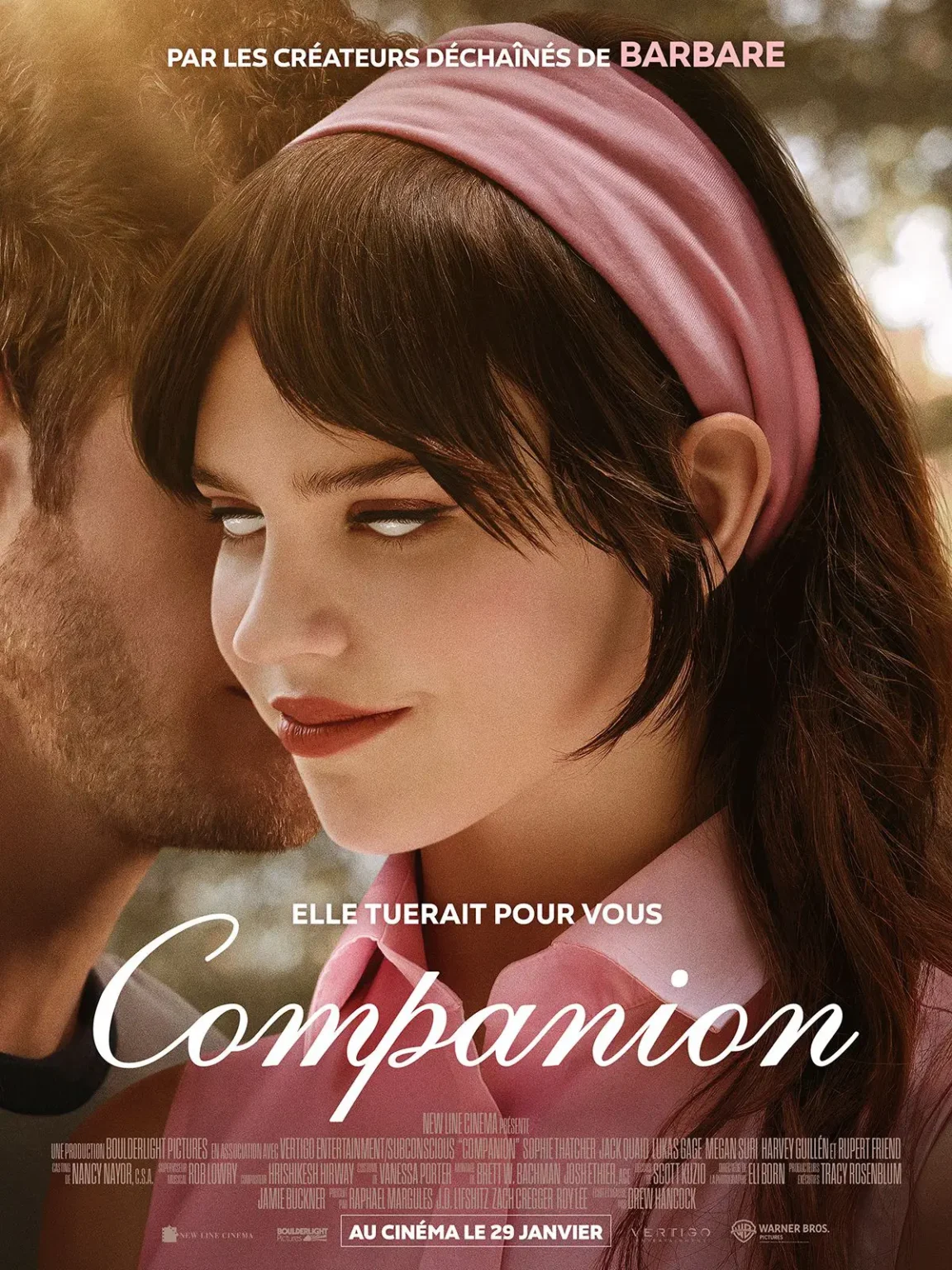 Affiche du film Companion, on y voit une femme style tradwife, les yeux blanc, avec un sourire narquois, un homme dissimulé derrière elle lui murmure quelque chose à l'oreille.