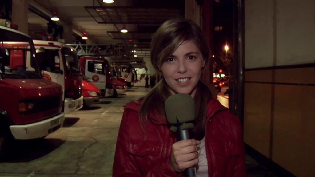 Une journaliste fait un petit reportage dans une caserne de pompier.