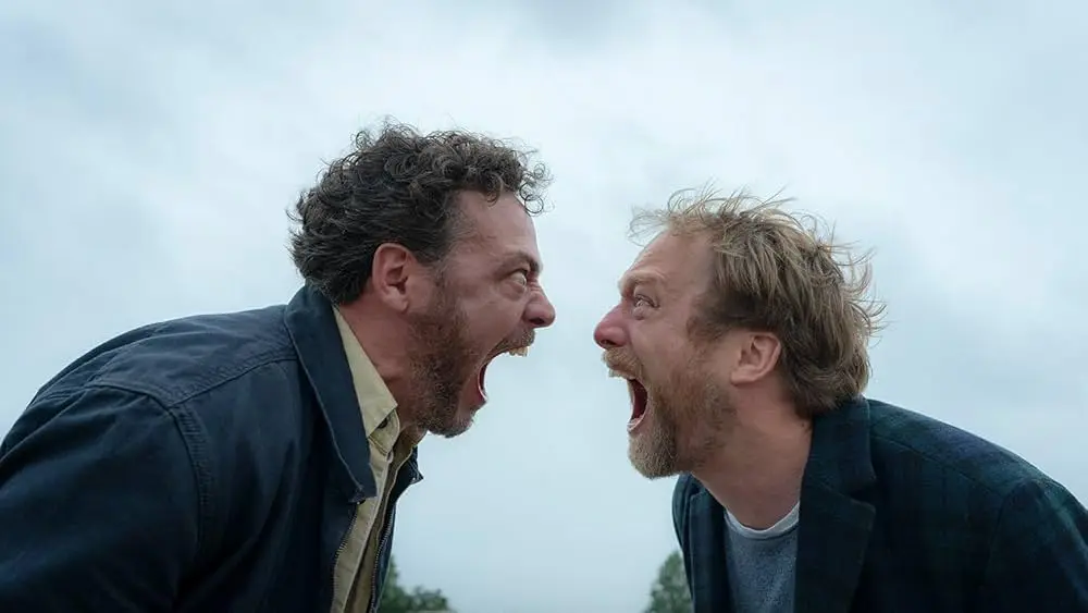 Deux hommes à l'extérieur hurlent l'un en face de l'autre comme pour se libérer.