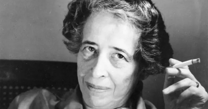 Photo portrait de Hannah Arendt en train de fumer.
