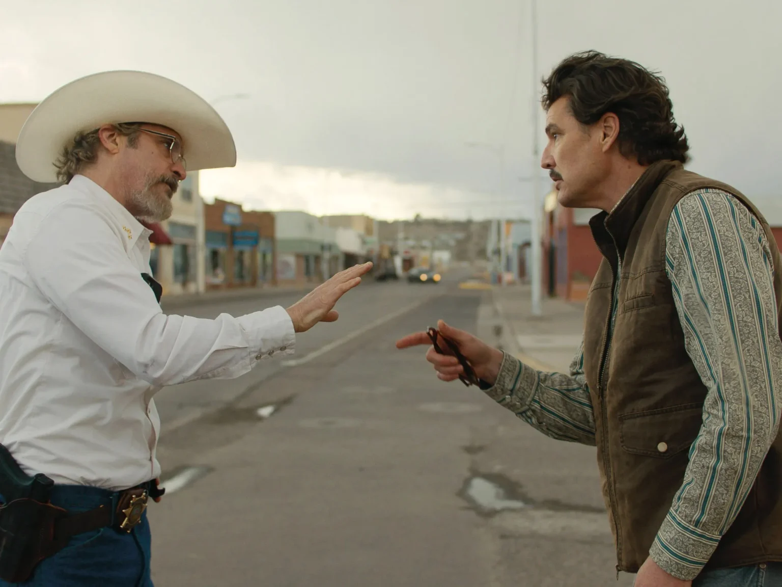 Deux cowboy se dispute au milieu d'une rue déserte.