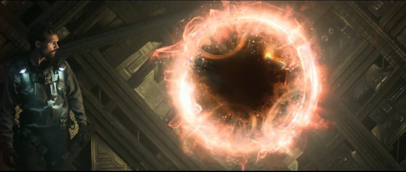 Un anneau de lumière qui semble mené vers une autre dimension, un homme tourne autour, l'image est tirée de The Expanse.
