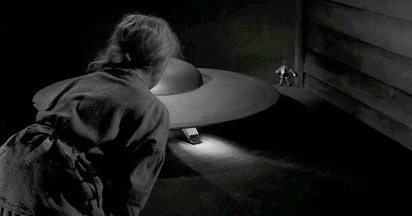 Une femme poursuivi par un petit robot dans The Twilight Zone.