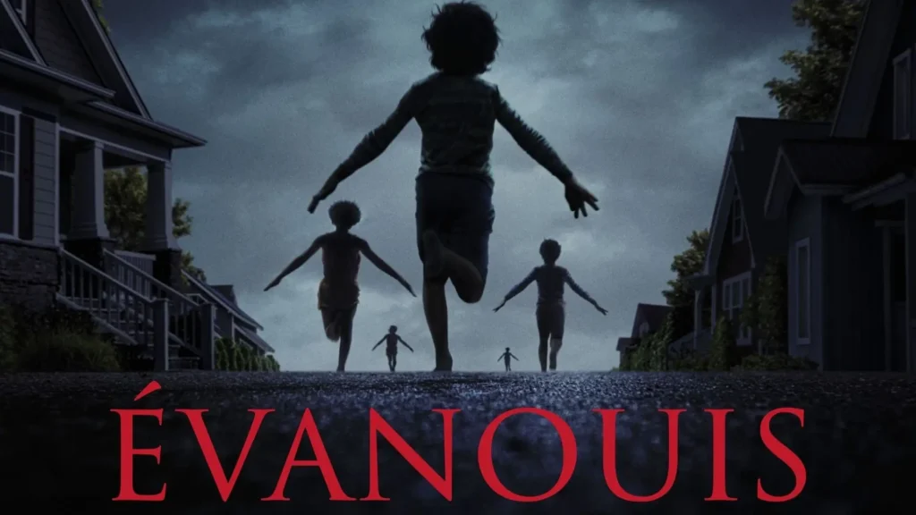 Des enfants courts au beau milieu de la nuit d'une façon étrange et dans la même direction.