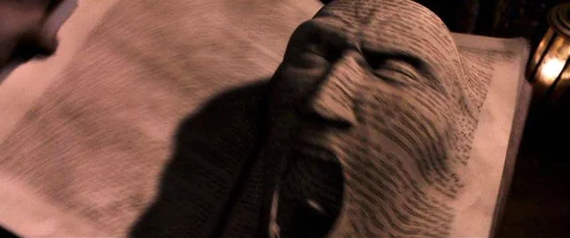 Un visage terrifiant sort d'un livre dans Harry Potter.