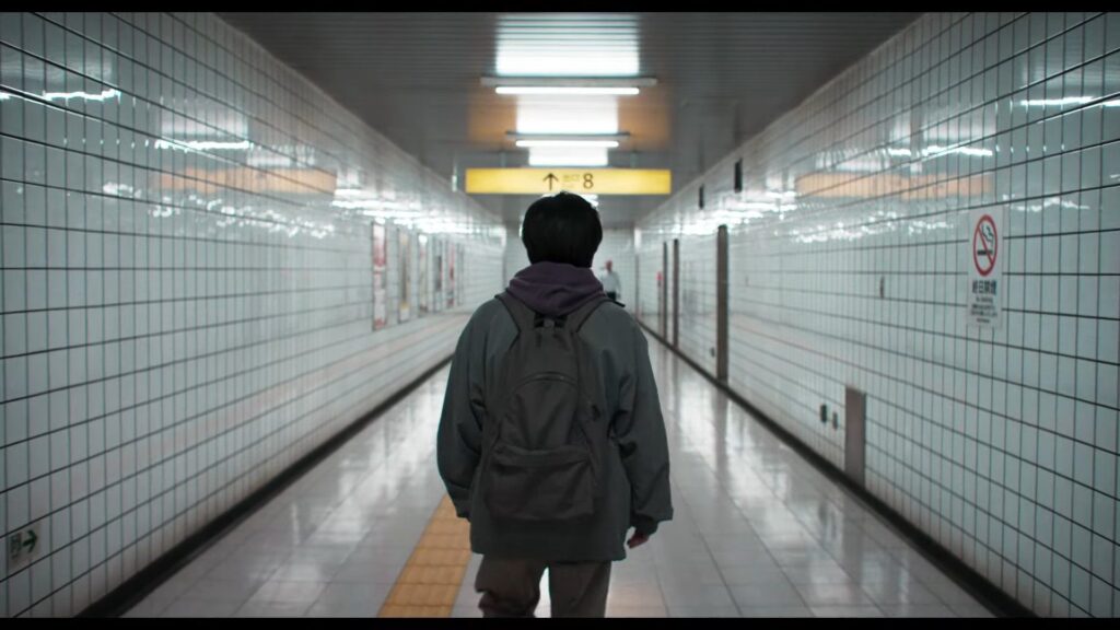 Un jeune homme un peu perdu se retrouve dans un étrange couloir de métro. Image tirée du film Exit 8