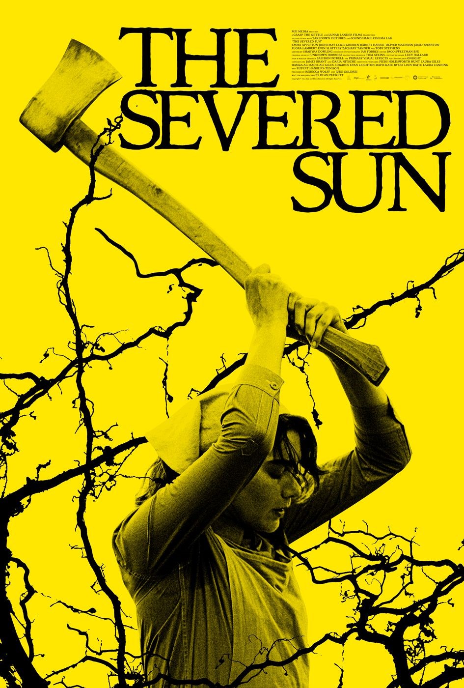 Affiche du film The Severed Sun. On y voit une femme brandissant une hache, sur un fond jaune.
