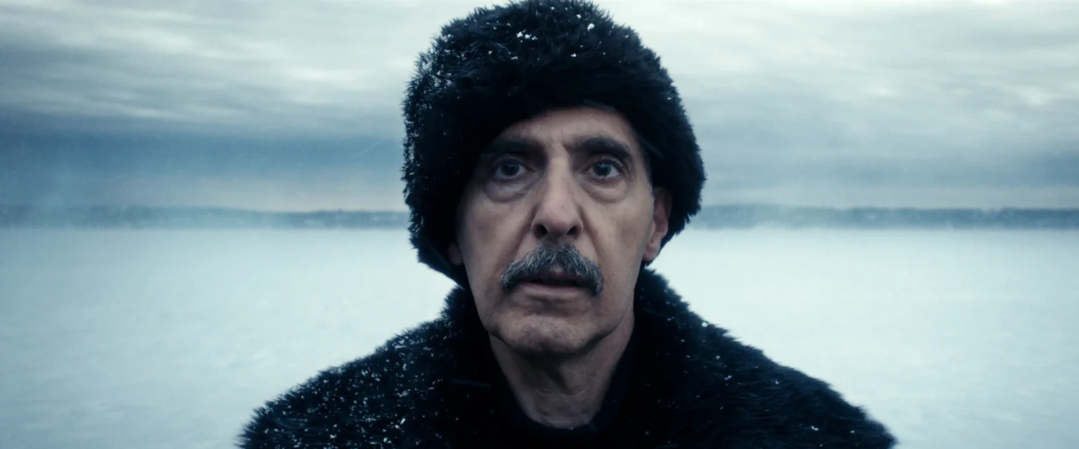 Ivring de la série Severance regarde droit devant lui dans un environnement enneigé.