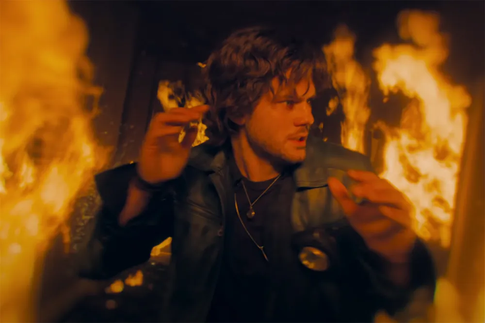 Un homme s'enfui d'un couloir en flamme. Image tirée du film Retour à Silent Hill (2026)