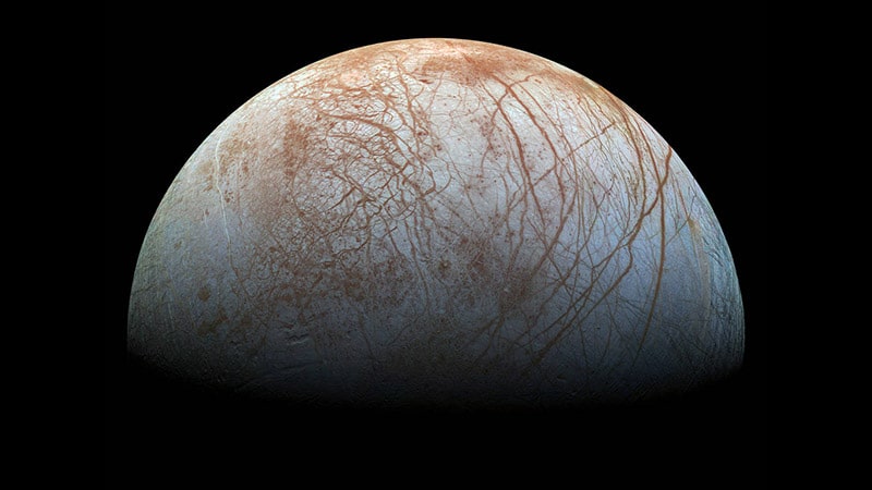 La lune de Jupiter, et ses stries rouges.