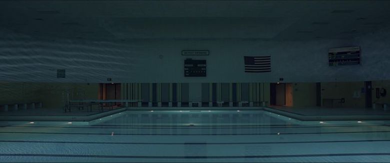 Une piscine municipale. Image tirée du film It Follows.