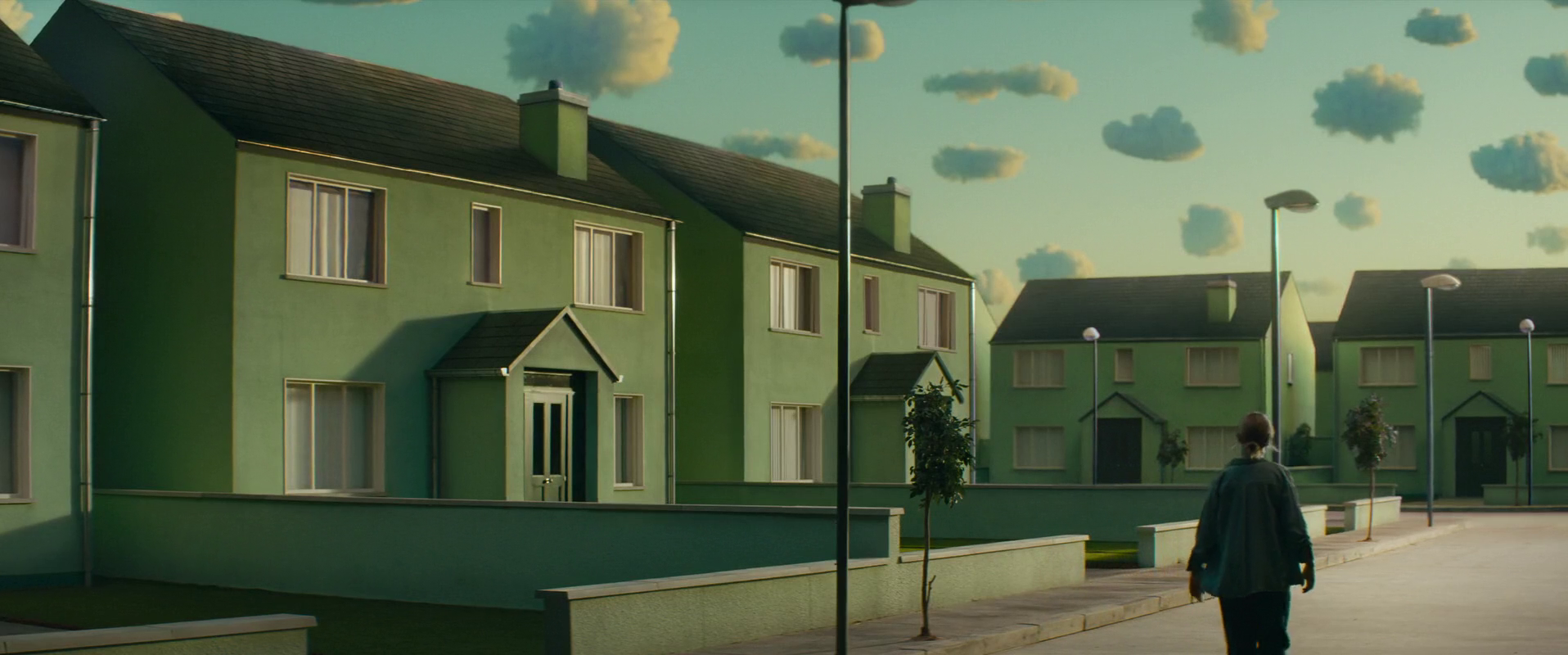 Des maisons vertes reproduites à l'infini, tout comme les nuages un peu trop réguliers. L'image est tirée du film Vivarium.